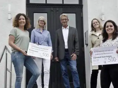 Grit G&auml;rtig, Kanzleimitarbeiterin Gaby Lampe, Kai-Uwe Seegers, Mirjam T&uuml;nschel und Carmen El-Husseini (von links) freuen sich gemeinsam &uuml;ber die Spenden.
