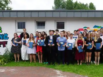 Hier pr&auml;sentieren sich die frischgebackenen Abiturientinnen und Abiturienten vor einem Graffito, das Lena-Marie Burmeister geschaffen hat.