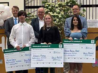 Die Jahrgangsbesten: Victor Danis, Damaris Poppen und Basma Rakan Aref (vorne, von links). Schulleiter J&uuml;rgen Boy, Helmut H&uuml;lsmann und Frank Martin vom Vorstand der Erwin-Roeske-Stiftung gratulierten.