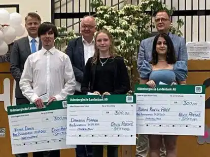 Die Jahrgangsbesten: Victor Danis, Damaris Poppen und Basma Rakan Aref (vorne, von links). Schulleiter J&uuml;rgen Boy, Helmut H&uuml;lsmann und Frank Martin vom Vorstand der Erwin-Roeske-Stiftung gratulierten.