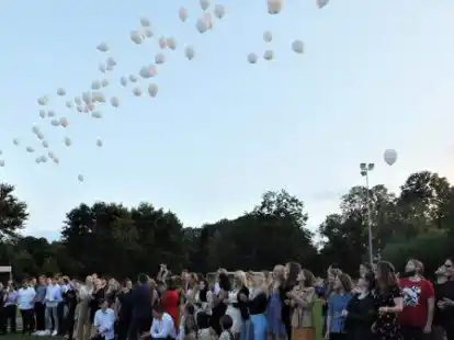 Zum Abschied vom Gymnasium lie&szlig;en die frisch gebackenen Abiturientinnen und Abiturienten biologisch abbaubare Luftballons in den Himmel aufsteigen.