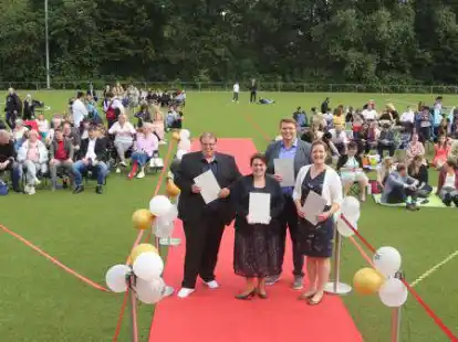 Die Klassenlehrer (von links) Torsten Lange, Kim Sch&auml;fer, Falk K&ouml;ster und Antje Fitzke kurz vor der Zeugnis&uuml;bergabe