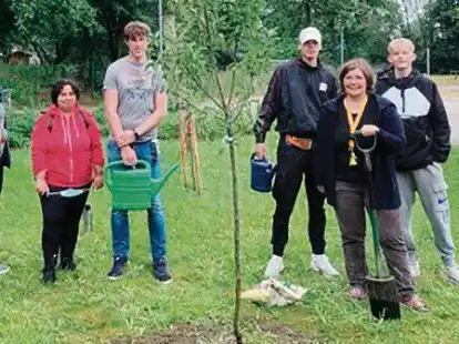 Die Abschlussklassen haben sich mit einem Obstbaum verewigt. Das Bild zeigt Sch&uuml;ler mit den Klassenlehrern Kati Lorenz (10c links), Thomas Busch (10b, dritter von links) und Manuela Ehrt (10a).