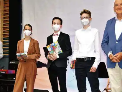 Die Jahrgangsbesten des Abi-Jahrgangs 2021 der KGS Rastede: Luissa Freund (v. l.), Maite Heinen , Kjell Amling und Nicholas Kuiper werden vom stellvertretenden B&uuml;rgermeister Gerd Langhorst geehrt.