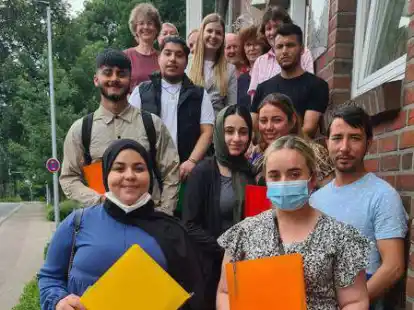 Haben ihren Abschluss geschafft:  Ruba Al Kahido (von unten links), Noora Alyas Aafdw Aafdw, Sayed Ishaq Haidari, Saud Raschied, Ronak Khairi Kret, Baybon Al Rashoo, Lawand Mohammed Wanli, Mohamad Kirwan, mit Vertretern aus dem Bildungswesen. Es fehlt Mohammad Walid Khadrawi.