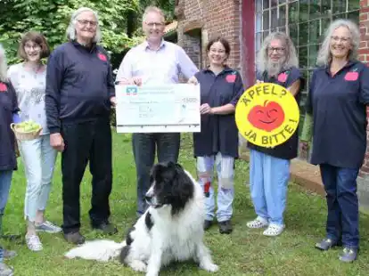 Ja zum Apfel: Martina Supper, Ute Spohler, Dr. Wolfgang Meiners, Hilko Sch&uuml;tte, Annette Chaplign, Manlio Marcheggiani und B&auml;rbel Supper mit Hund Mathilda bei der Scheck&uuml;bergabe