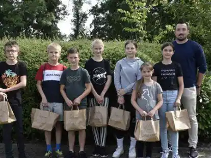 Gewonnen haben (von links) Inaki Tietjen, Hannes Munderloh, Tebke Gloystein, Theda Berkelmann, Hanna Schmidt, Mila Kirchner und Emma Kirchner. Rechts im Bild ist Trainer Florian Doormann.