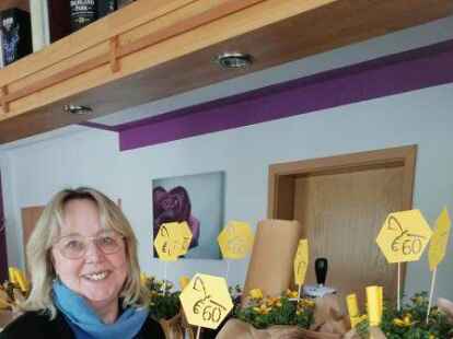 Pr&auml;sentiert das Geschenk f&uuml;r die Mitglieder: Vorsitzende Elke B&uuml;sing