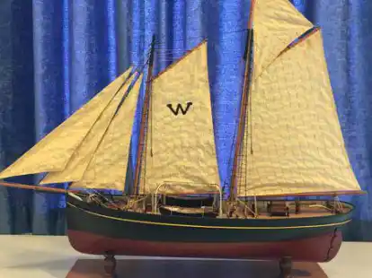 Dieses Modell des Lotsenschoners &bdquo;Peter&ldquo; ist das Objekt des Monats Juli. Das Original war von 1875 bis 1885 im Fedderwardersieler Hafen stationiert.