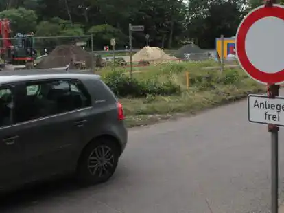 &bdquo;Anlieger frei&ldquo;: Dieses Schild steht seit Samstag an der Stra&szlig;e Heidkamp in Busch in der Gemeinde D&ouml;tlingen.