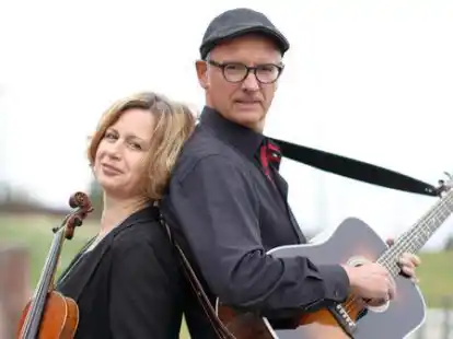 Domi Wempe und Oliver Morawietz sind die Hunky Dories. Das Nordenhamer Musikduo spielt zum Auftakt des St&ouml;rtebeker-Open-Airs an diesem Sonnabend.