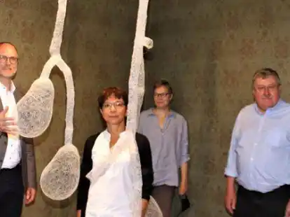 Olaf Meenen, Dr. Claudia Thoben, K&uuml;nstlerin Barbara Schmitz-Becker und Prof. Dr. Bernd Meyer vor einem der Kunstwerke im Palais in Rastede.