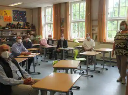 Blick in den Klassenraum: Der FDP-Ortsverband war zu Gast in der Grundschule D&ouml;tlingen, um sich dort zu informieren, wie das Homeschooling w&auml;hrend des Lockdowns lief.