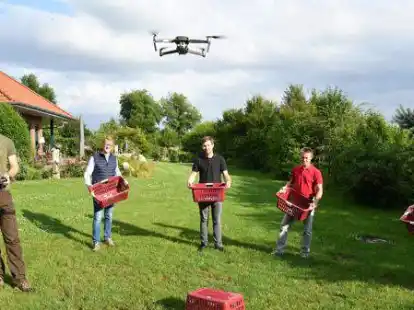 Mit der Drohne mit W&auml;rmebildkamera, die zur Tierrettung eingesetzt wird: (von links) Stefan Kunst, Ralf Oltmann, Dietz Wiechers, J&ouml;rg L&uuml;schen und Gunnar Boyens.