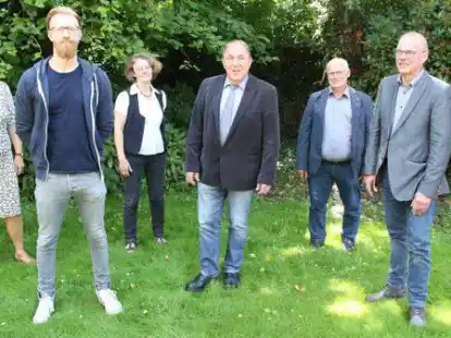 Kreispfarrerin Christiane Geerken-Thomas, Pastor Matthias Kaffka, Annemarie Cornelius vom Gemeindekirchenrat Langwarden, Pastor Klaus Braje, Rolf Siefken vom Gemeindekirchenrat Eckwarden und Detlef Meyer vom Kirchengemeinderat Stollhamm (von links) haben erl&auml;utert, wie k&uuml;nftig die pastorale Versorgung Butjadingens und Abbehausens aussehen wird.