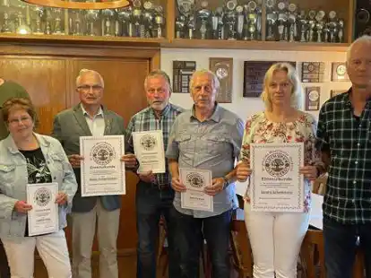 Ehrungen beim Bo&szlig;elerverein Westerscheps: (v.li.) Matthias Fittje, Liselotte Br&ouml;tje, Walter Hobbensiefken, Renke Schedemann, Waldemar Br&ouml;tje und Sandra Schedemann wurden vom 1. Vorsitzenden Axel Kasper f&uuml;r ihre langj&auml;hrige Mitgliedschaft im Verein ausgezeichnet.