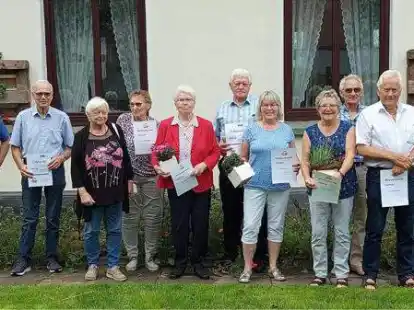 Vorsitzender Holger Beyer (v.l.) ehrte Dirk Harms-Hermann, Inge Koopmann, Hilde L&uuml;ttmann, Irmgard Hadeler, Gerriet von Th&uuml;len, Gisela Siegel, Inge Menke, Uwe Siegel, Heino Menke und Uwe Galinowski: Nicht auf dem Bild ist Uwe K&ouml;rper