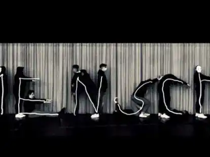 Zeigen das Ergebnis in der Kulturscheune: Sch&uuml;lerinnen und Sch&uuml;ler der OBS Alexanderstra&szlig;e.