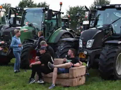 Mit dem Sofa auf der Trecker-Gabel zu Disco: Andre Gr&uuml;nefeld und Pascal R&ouml;ben hatten es sich besonders gem&uuml;tlich gemacht.