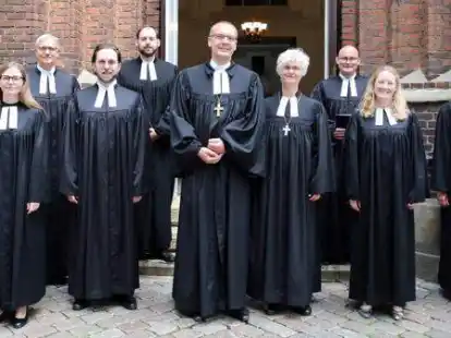 Ordinationsgottesdienst in der Oldenburger St.-Lamberti-Kirche (von links): Lektorin Hanne Oncken Pfarrerin Dr. Hanna Lausen, Pfarrer Dr. Lars Maskow, Pfarrer Henning Menke, Bischof Thomas Adomeit, Oberkirchenr&auml;tin Gudrun Mawick, Pfarrer Johann Philip Nicolaus, Pfarrerin Gudrun Nicolaus und Pfarrerin Lina Kohring.