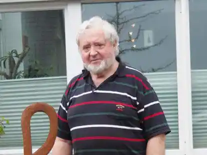 Elmar Flore aus Wardenburg leitet das Blockfl&ouml;tenorchester.