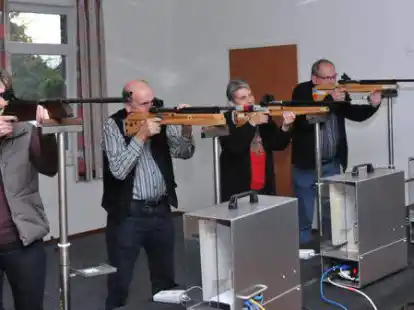 K&ouml;nnen hier nicht mehr schie&szlig;en: Die Mitglieder der SSG Edewecht beim Training in der Schie&szlig;anlage im Gasthof am Markt in Edewecht. Die Pacht sollte auf 7700 Euro erh&ouml;ht werden.