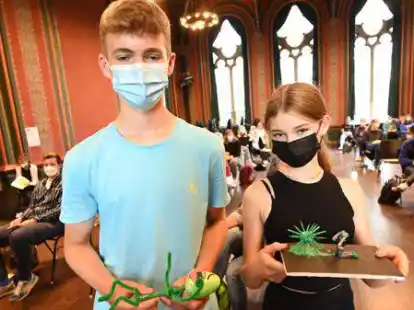 Noel Asche und Jette Rowold (beide Sch&uuml;ler des Alten Gymnasiums) stellen ihre Kunstwerke vor.