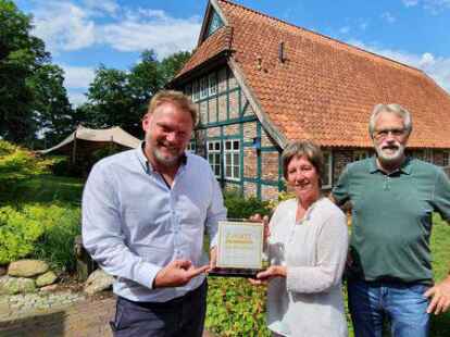 Freuen sich &uuml;ber den 2. Platz  der Hochzeits-Locations in Niedersachsen: Michael Niebuhr, Sara Michel und Heiko Aschenbeck  (v.l.) vor dem Event-Bauernhaus.
