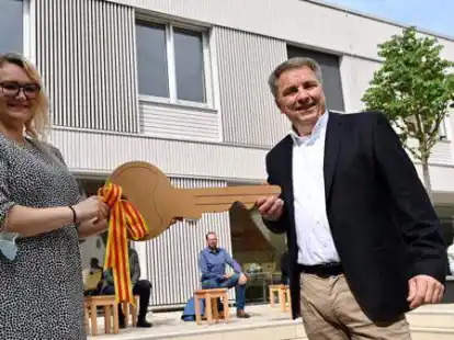 Symbolische &Uuml;bergabe an der Grundschule Donnerschwee (von links): Jana B&auml;hr