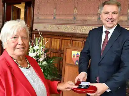Ehrenvolle W&uuml;rdigung: Oberb&uuml;rgermeister J&uuml;rgen Krogmann verleiht Ingrid Meyer die Verdienstmedaille.