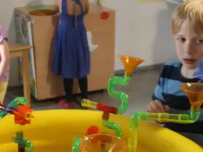 Experimente mit Wasser: Daf&uuml;r hatten die Kita-Kinder in Westerstede viel Zeit.