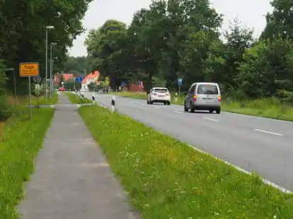 Breite Stra&szlig;e und  viel Bewuchs an den Seiten: Vor dem Ortseingang Sage d&uuml;rfen Verkehrsteilnehmer 100 km/h fahren. Der Infrastrukturausschuss der Gemeinde Gro&szlig;enkneten m&ouml;chte nun die Reduzierung der Geschwindigkeit innerorts auf 30 Stundenkilometer forcieren.