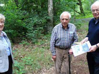 Mitten im Wald (von links): Forstamtsleiterin Regina D&ouml;rrie, Hans-Georg Keimer und Ingo Keimer haben den zuk&uuml;nftigen Platz f&uuml;r das Ehrenmal an Julius Keimer in Augenschein genommen.