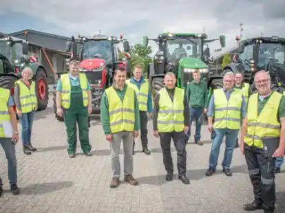 Vier Gro&szlig;schlepper der 400-PS Klasse nahmen die Landtechnik-Fachleute der Landwirtschaftskammer Niedersachsen auf dem Gel&auml;nde sowie im Umland der Agrartechnik-Lehreinrichtung DEULA in Westerstede unter die Lupe.