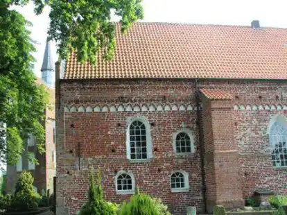 Glockenturm mit Gotteshaus: Die Aper Kirche St. Nikolai.