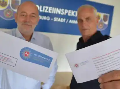 Zeigen die Vorder- und R&uuml;ckseite der bedruckten Umschl&auml;ge (von links): Oberkommissar Carsten Vogt und Hauptkommissar Stephan Klatte.