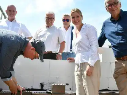 Grundsteinlegung beim Seniorenzentrum: Holger Lebedinzew bet&auml;tigt sich als Maurer. Die B&uuml;rgermeisterkandidaten Roland Arndt und Dieter Dalle sowie Architekt Hans-Dieter Schmitz, Katrin Plambeck und Bernd Ressel schauen, ob er es richtig macht.