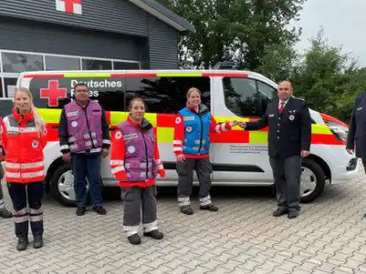 Die Ehrenamtlichen der psychosozialen Notfallversorgung bei der Fahrzeug&uuml;bergabe: Michael Naumann (von links), Michelle Wicker, Lutz Mager, Nicole Naumann, Saskia Grau, Jared Becker und Torsten B&ouml;deker.