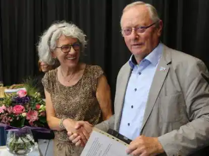 Blumen zum Abschied: Ratsvorsitzender Gerd Brand w&uuml;nschte Fachbereichsleiterin Evelyn Breithaupt am Ende ihrer letzten Ratssitzung im Amt alles Gute f&uuml;r den bevorstehenden Ruhestand.