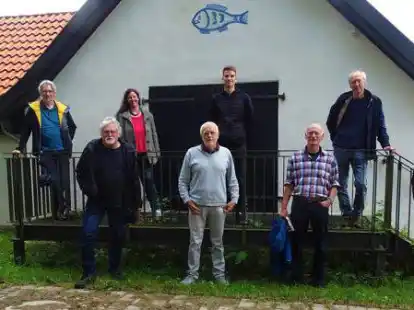 Informierten sich &uuml;ber die Situation der Ahlhorner Fischteiche (vorne, von links): Uwe Behrens, Dirk Fa&szlig;,  Reinhold Sch&uuml;tte, Matthias Reinkober und  Stephan Christ sowie (hinten, von links) Christoph Gerhard, Heidi Schilberg, Friedjof Ohms und Eduard H&uuml;sers