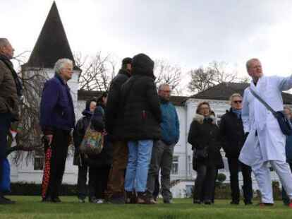 Jens Oeltjendiers-Odion f&uuml;hrt als &bdquo;Kurpfleger Karl&ldquo; durch Bad Zwischenahn. Die Kost&uuml;mf&uuml;hrung ist anl&auml;sslich Jubil&auml;umsjahres &bdquo;100 Jahre Bad&ldquo; entstanden.