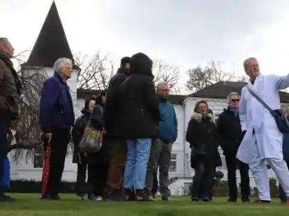 Jens Oeltjendiers-Odion f&uuml;hrt als &bdquo;Kurpfleger Karl&ldquo; durch Bad Zwischenahn. Die Kost&uuml;mf&uuml;hrung ist anl&auml;sslich Jubil&auml;umsjahres &bdquo;100 Jahre Bad&ldquo; entstanden.