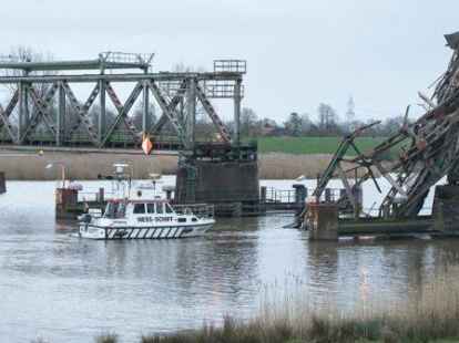 Br&uuml;ckenexperten und Mitglieder der Wasserschutzpolizei begutachten am 04.12.2015 bei Weener (Niedersachsen) die bei einer Kollision mit einem Frachter zerst&ouml;rte Friesenbr&uuml;cke &uuml;ber die Ems.
