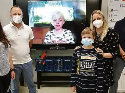 Die Hilfe f&uuml;r den schwerkranken Bosse Schote (auf dem Bildschirm) ist &uuml;berw&auml;ltigend. Mutter Talke H&auml;rtel und sein Bruder Fiete sind dankbar f&uuml;r die gro&szlig;e Unterst&uuml;tzung der Spendenaktion.