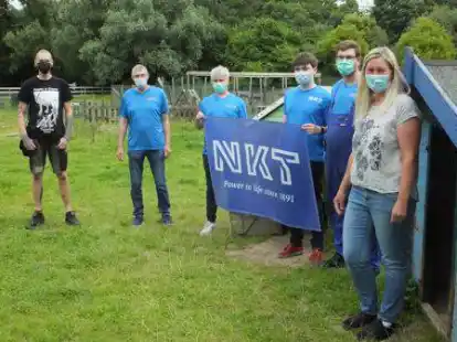 Martina Berends und Christoph Wittkowski von der Jugendfarm (au&szlig;en) freuen sich &uuml;ber die Unterst&uuml;tzung durch NKT, hier vertreten durch Helmut Schmidt, Marvin Schellstede, Aiko-Aaron Marx und Roy Meyer (von links)