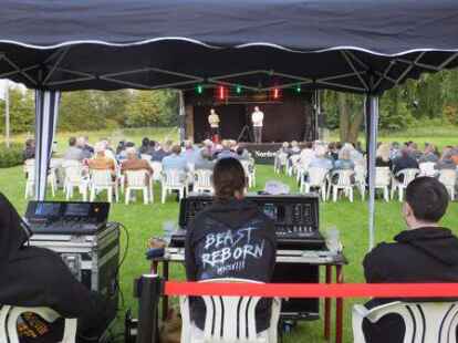 Die Podewitz-Br&uuml;der begeisterten w&auml;hrend der Freiluft-Veranstaltung der Jahnhalle am St&ouml;rtebekerbad.