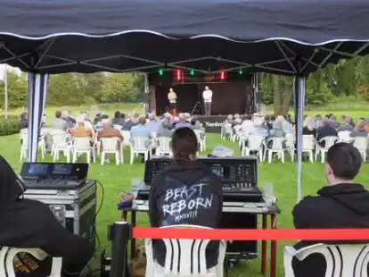 Die Podewitz-Br&uuml;der begeisterten w&auml;hrend der Freiluft-Veranstaltung der Jahnhalle am St&ouml;rtebekerbad.