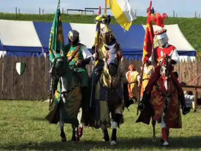 Fast wie damals im Mittelalter: Drei Ritter bereiten sich auf die n&auml;chste Herausforderung im Turnier vor.