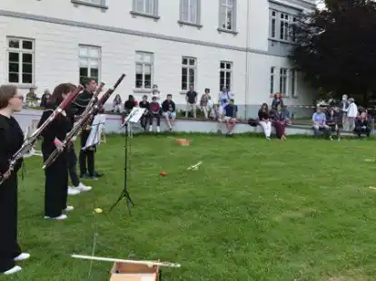 Auftritt vor dem PFL auf: Mitglieder der Fagottklasse der Musikschule spielen &bdquo;Ein Atem &ndash; musikalische Gedanken in der L&auml;nge eines Atems&ldquo;.