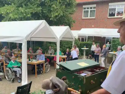Musik und Spa&szlig; f&uuml;r die Bewohnerinnen und Bewohner des Alexanderstifts: Wolfgang Lesse sorgte im Innenhof f&uuml;r gute Stimmung an der Drehorgel.